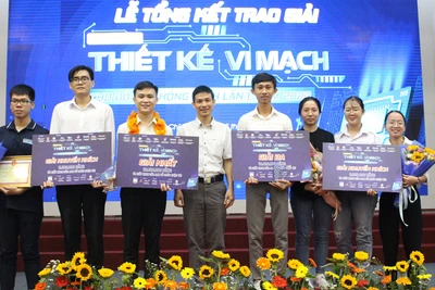 Các tác giả nhận giải thưởng tại cuộc thi Thiết kế vi mạch cho đô thị thông minh lần 1.