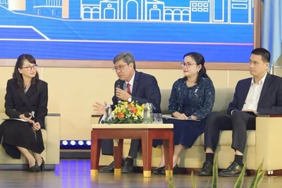 Các đại biểu tham gia tọa đàm Liên kết đại học – địa phương – doanh nghiệp 