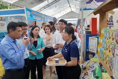 Các đại biểu tham quan các gian hàng trưng bày tại hội chợ.