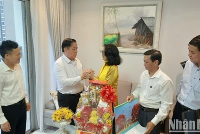 Đồng chí Nguyễn Trọng Nghĩa (thứ 2 bên trái ảnh) chúc mừng Nghệ sĩ Nhân dân Trà Giang.