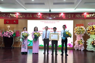 Văn phòng Sở Giáo dục và Đào tạo Thành phố Hồ Chí Minh vinh dự đón nhận Huân chương Lao động hạng Nhì.