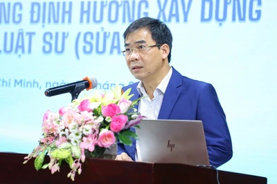 Tiến sĩ Lê Trường Sơn, Hiệu trưởng Trường đại học Luật Thành phố Hồ Chí Minh phát biểu tại hội thảo.