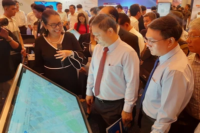 Đồng chí Dương Anh Đức (giữa), Phó Chủ tịch Ủy ban nhân dân Thành phố Hồ Chí Minh tham quan triển lãm Tech4life 2023.