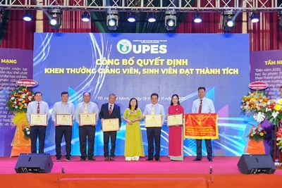 Các cá nhân, tập thể Trường đại học Sư phạm Thể dục thể thao Thành phố Hồ Chí Minh nhận Bằng khen và cờ thi đua của Bộ Giáo dục và Đào tạo.