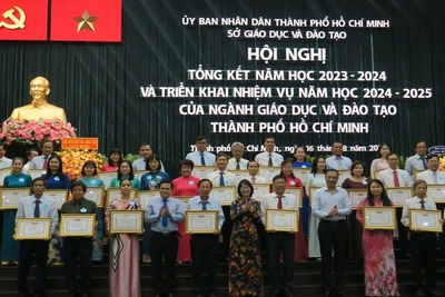 Thành phố Hồ Chí Minh khen thưởng các tập thể, cá nhân có thành tích xuất sắc.