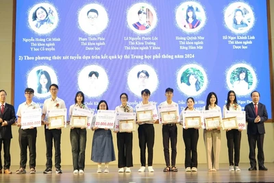 Trường đại học Khoa học sức khỏe khen thưởng 10 tân sinh viên đạt thủ khoa đầu vào của năm ngành học.