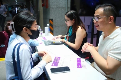 Sinh viên tìm cơ hội việc làm tại Ngày hội hướng nghiệp, tuyển dụng và tư vấn tuyển sinh.