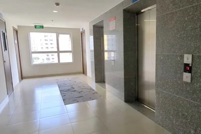 Gạch lót nền dọc hành lang của chung cư bị bong tróc