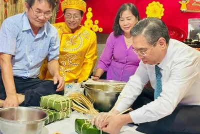 Lãnh đạo Thành phố Hồ Chí Minh tham gia gói bánh chưng cùng người dân thành phố trong dịp Tết cổ truyền dân tộc