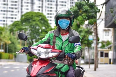 Grab triển khai chương trình "Cùng Grab đưa Tết đến từng con hẻm" để trao quà cho các hoàn cảnh khó khăn.