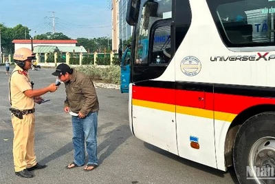 Cảnh sát giao thông kiểm tra nồng độ một lái xe trên Quốc lộ 1. (Ảnh: PC08)