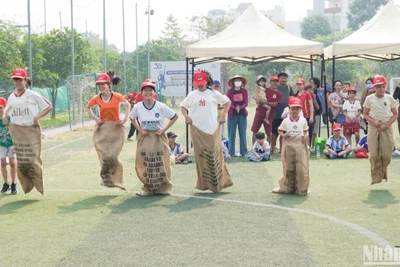 Các trẻ em tham gia trò chơi vận động tại chương trình.