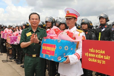 Bí thư Thành ủy Thành phố Hồ Chí Minh Nguyễn Văn Nên tặng quà cho cán bộ, chiến sĩ tham gia buổi diễn tập. (Ảnh: Công an cung cấp)