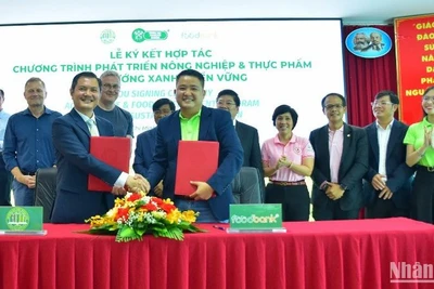 Đại diện hai đơn vị ký kết hợp tác "Chương trình phát triển nông nghiệp và thực phẩm định hướng xanh, bền vững”.