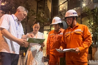 Cán bộ, nhân viên Công ty Điện lực Gia Định tuyên truyền tiết kiệm điện cho các cơ sở kinh doanh trên địa bàn