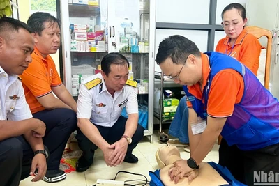 Bác sĩ Nguyễn Duy Long, Giám đốc Trung tâm cấp cứu Thành phố Hồ Chí Minh hướng dẫn quân y đảo Hòn Khoai phương pháp sơ cấp cứu.