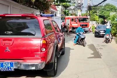 Các lực lượng chức năng phong tỏa hiện trường để chữa cháy và điều tra nguyên nhân vụ việc.