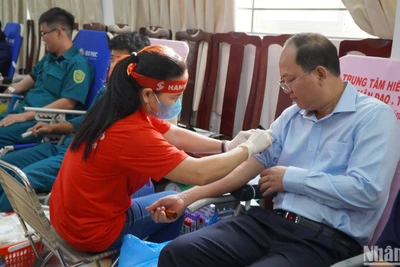 Phó Bí thư Thường trực Thành ủy Thành phố Hồ Chí Minh Nguyễn Hồ Hải tham gia hiến máu tại chương trình.