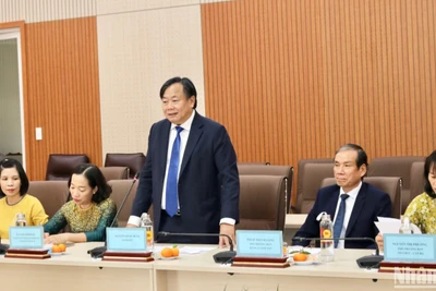 Phó giáo sư, Tiến sĩ Nguyễn Quốc Dũng, Bí thư Đảng ủy, Giám đốc Học viện Chính trị khu vực II phát biểu chào mừng đoàn công tác Trường chính trị-hành chính tỉnh Champasak, Lào.