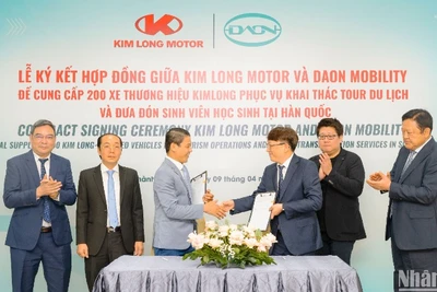 Đại diện Kim Long motor Huế (Việt Nam) và Công ty DAON Mobility (Hàn Quốc) ký kết hợp đồng.