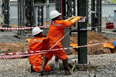 Tinh thần “làm ngày không đủ, tranh thủ làm đêm của cán bộ, công nhân viên ngành điện miền nam trên các công trình.