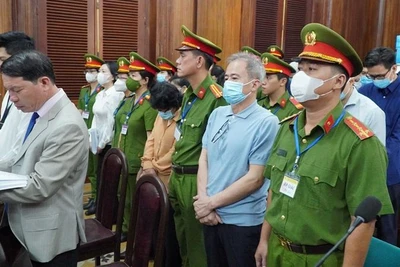 Các bị cáo tại phiên xét xử sơ thẩm bị cáo Trương Mỹ Lan và các đồng phạm sáng 5/3/2024. (Ảnh QUANG QUÝ)