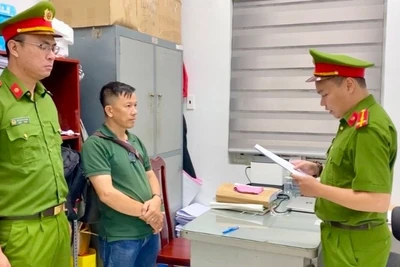 Cơ quan Công an bắt giữ một trong các đối tượng trong đường dây. (Ảnh: Công an cung cấp)