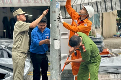 Các đơn vị xóa bảng quảng cáo vặt trên cột điện.