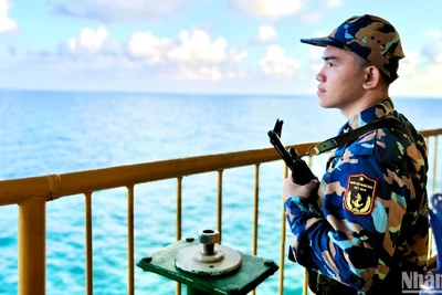 Chiến sĩ trẻ Nguyễn Văn Giàu làm nhiệm vụ tại Nhà giàn DK1/10.