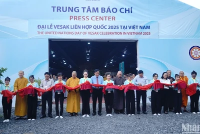 Các đại biểu cắt băng khánh thành Trung tâm Báo chí phục vụ công tác tuyên truyền Đại lễ Vesak 2025.