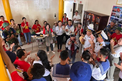 Đoàn công tác giao lưu văn nghệ với cán bộ, chiến sĩ trên nhà giàn DK1.