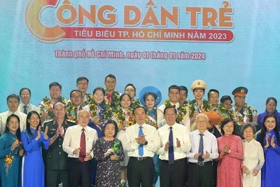 Các đại biểu dự chương trình chụp hình lưu niệm cùng các công dân trẻ tiêu biểu (Ảnh: KH)