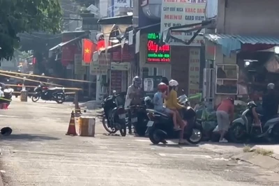 Lực lượng chức năng phong tỏa hiện trường vụ cháy. (Ảnh: CTV)