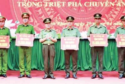Thừa ủy quyền Bộ Công an, lãnh đạo Công an tỉnh Bình Phước trao thưởng đột xuất, tặng các đơn vị thuộc Công an tỉnh.