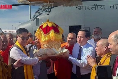 [Video] Xá lợi Đức Phật Thích Ca được cung rước từ Ấn Độ về Việt Nam