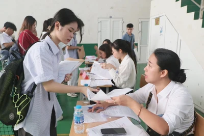 Tân sinh viên làm thủ tục nhập học (Ảnh: Trường đại học Y Dược)