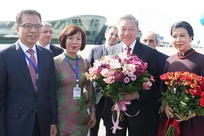 Đại sứ Việt Nam tại Liên bang Nga, kiêm nhiệm Azerbaijan Đặng Minh Khôi và Phu nhân đón Tổng Bí thư Tô Lâm và Phu nhân tại Sân bay quốc tế Heydar Aliyev, thủ đô Baku. (Ảnh: Thống Nhất/TTXVN)