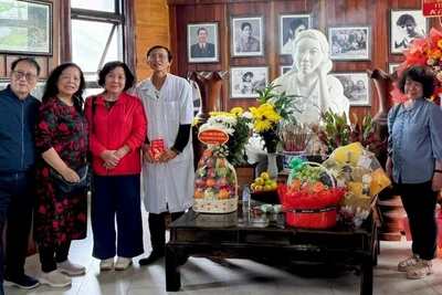 Người thân của liệt sĩ Đặng Thùy Trâm và các bác sĩ của bệnh xá.