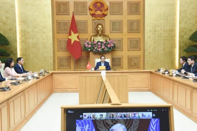 Thủ tướng Phạm Minh Chính và lãnh đạo các bộ, ban, ngành của Chính phủ Việt Nam tham dự Hội nghị cấp cao trực tuyến về biến đổi khí hậu tại điểm cầu Hà Nội. (Ảnh: TRẦN HẢI)