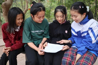 Các em học sinh bán trú của Trường phổ thông dân tộc bán trú trung học cơ sở Mỹ Lý, huyện Kỳ Sơn, tỉnh Nghệ An cùng nhau ôn bài sau giờ học trên lớp.