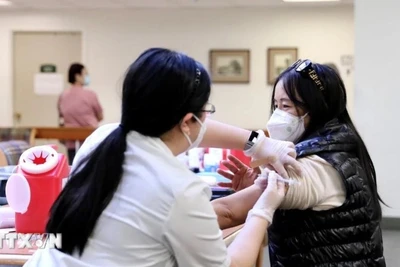 Nhân viên y tế tiêm vaccine phòng Covid-19 cho người dân. (Ảnh: THX/TTXVN)