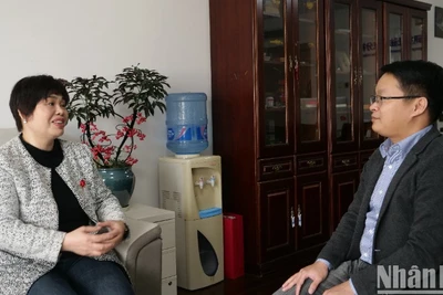 Giáo sư Phan Kim Nga trao đổi với phóng viên Báo Nhân Dân thường trú tại Trung Quốc.