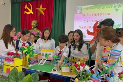 Các em học sinh Trường THCS Giáp Bát sáng tạo các mô hình hữu ích trong Ngày hội STEM.