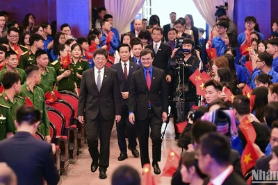 Bí thư thứ nhất Trung ương Đoàn Thanh niên Cộng sản Hồ Chí Minh Bùi Quang Huy và Bí thư thứ nhất Ban Bí thư Trung ương Đoàn Thanh niên Cộng sản Trung Quốc A Đông và các đại biểu tại buổi lễ. 