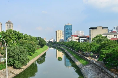 Hà Nội đang nỗ lực trả lại vẻ đẹp cho dòng sông Tô Lịch. (Ảnh PHẠM HÙNG)