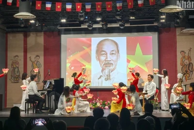 Chương trình nghệ thuật "Nhớ Bác" nằm trong chuỗi hoạt động kỷ niệm 135 năm Ngày sinh Chủ tịch Hồ Chí Minh.