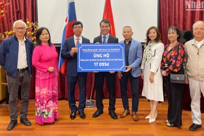 Đại biện lâm thời Nguyễn Ngọc Anh tiếp nhận tiền quyên góp của cộng đồng người Việt tại Slovakia.