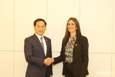 Bộ trưởng Ngoại giao Bùi Thanh Sơn gặp Bộ trưởng Kinh tế Tài chính Maroc Nadia Fettah Alaoui. Ảnh: Khải Hoàn