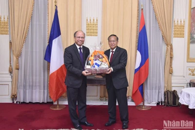 Đại sứ Đinh Toàn Thắng tặng quà và chúc mừng Đại sứ Kham-Inh Khitchadeth nhân dịp Quốc khánh. (Ảnh: Khải Hoàn)