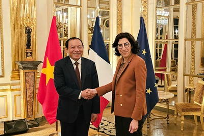 Bộ trưởng Văn hóa Pháp Rima Abdul Malak chào đón Bộ trưởng Văn hóa, Thể thao và Du lịch Nguyễn Văn Hùng tới thăm và làm việc tại Pháp. Ảnh: Minh Duy.
